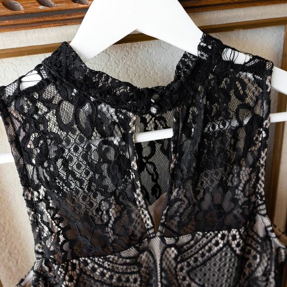 New York & Co Blouse Sz M Black Eyelash Lace Lined Sleeveless Keyhole Halter Top - Picture 6 of 8